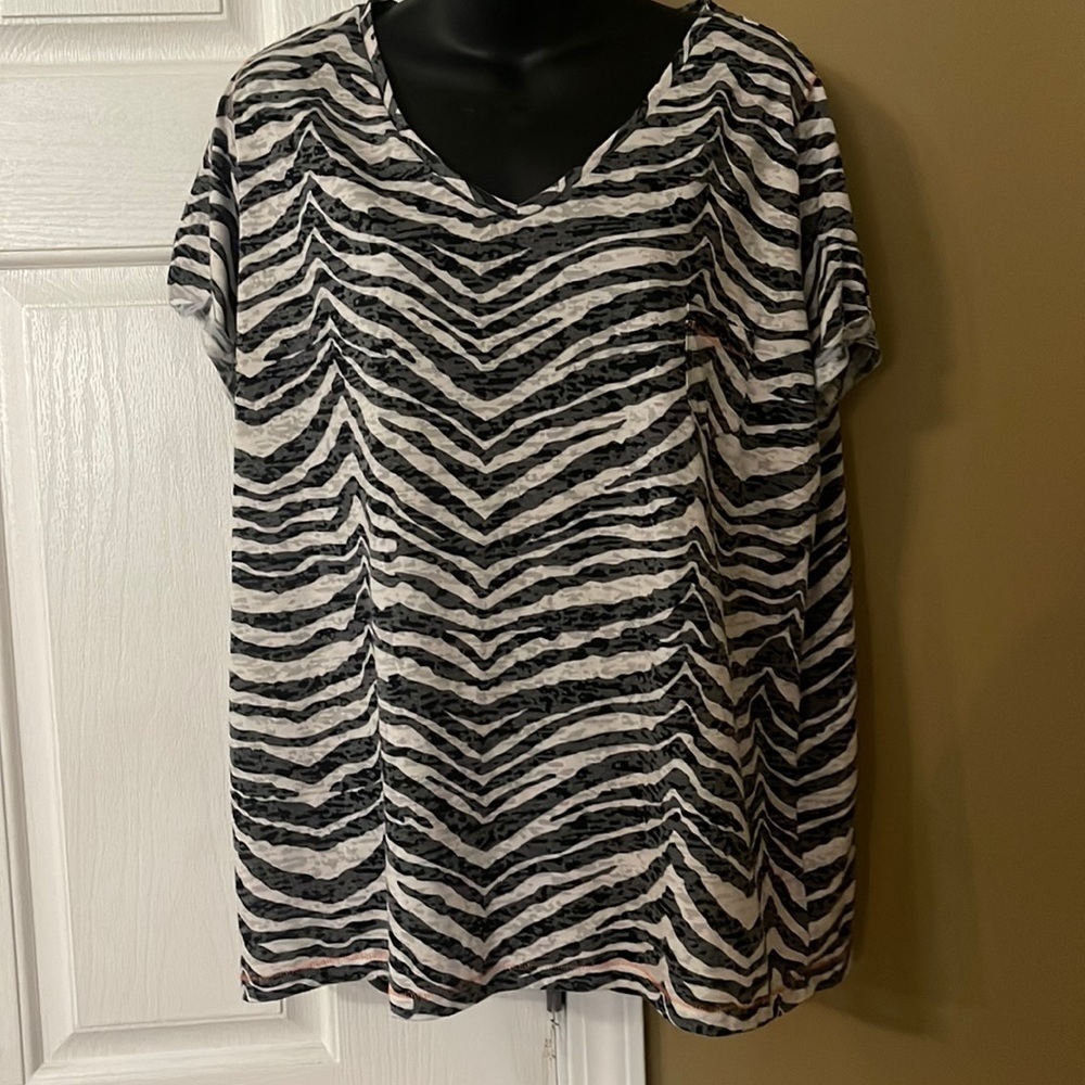 Cute Dantelle zebra print top 1X